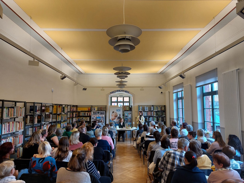 Zwischen Masken und Mord: Charlotte Zabel begeistert mit „Evil is active“